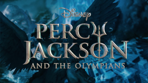 Título de la serie que está desarrollando Disney+ como adaptación de la saga de Percy Jackson. Aparece el título en letras metálicas, (la letra o está atravesada por un tridente) y el fondo es azul oscuro y negro