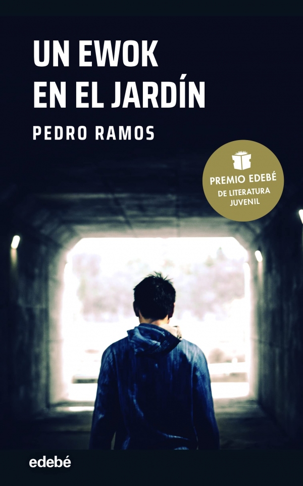 Portada de Un ewok en el jardín, de Pedro Ramos. Imagen de un chico de espaldas en un túnel, avanzando hacia la luz. El título y el nombre del autor aparecen en letras mayúsculas blancas en la parte superior izquierda.