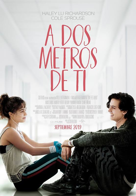 Poster de la película A dos metros de ti. Una chica y un chico, ambos con tubos de respiración en la nariz, están sentados el uno frente al otro en un pasillo de hospital.
